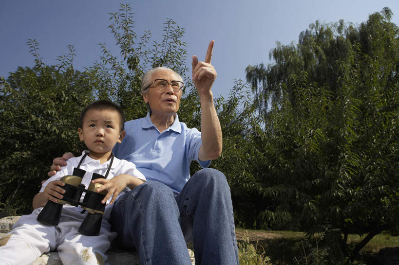 老年人,两个人,家庭,祖父,公园,坐,横图,留白,正面,仰视,幸福,北京,中国,亚洲,指,裤子,眼镜,T恤,指点,绿色,自然,夏天,生长,享乐,指向,关爱,双筒望远镜,无忧无虑,老年男性,男孩,男人,男性,中国人,彩图,低角度拍摄,爱,欢乐,好奇心
