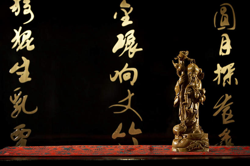 无人,设计师,横图,室内,正面,仰视,桌子,建筑,静物,雕塑,亚洲,艺术,装饰,木制,标志,瓷器,雕刻,雕像,符号,房屋,围墙,历史,标识,传统,工艺品,汉字,古董,纪念,复杂,美术,起居室,近景,中国文化,主题,手艺,陈列,东亚,东亚文化,北京市,功能,美学,性别符号,古代文明,知识产权,木工,彩图,低角度拍摄,男性符号,传统文化,过去