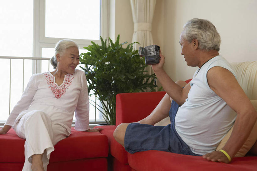 老年人,两个人,家庭,丈夫,妻子,摄影师,坐,微笑,横图,室内,侧面,仰视,时尚,信心,技术,北京,中国,亚洲,裤子,T恤,现代,活力,摄影,退休,专心,起居室,愉悦,出示,异性恋,老年男性,老年女性,男人,男性,女人,女性,中国人,彩图,低角度拍摄,摆拍