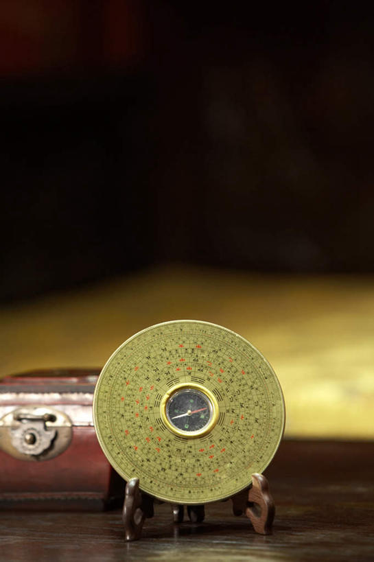 无人,设计师,竖图,室内,正面,侧面,仰视,桌子,建筑,静物,亚洲,瓷器,雕刻,光盘,房屋,围墙,历史,首饰盒,传统,竹签,工艺品,古董,罗盘,复杂,起居室,近景,中国文化,占卜,手艺,东亚,东亚文化,算命,抽签,北京市,古代文明,超自然,知识产权,木工,彩图,低角度拍摄,传统文化,问卜,签条,过去