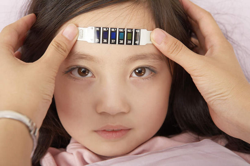 脸,头,脸颊,两个人,母亲,女儿,病人,躺,横图,俯视,室内,正面,床,北京,中国,亚洲,温度计,墙,饮用水,肩膀,枕头,看,生病,童年,摄影,温度,棉被,发热,年轻女性,女孩,中国人,头部,脸部,脸蛋,面部,触摸,彩图,高角度拍摄