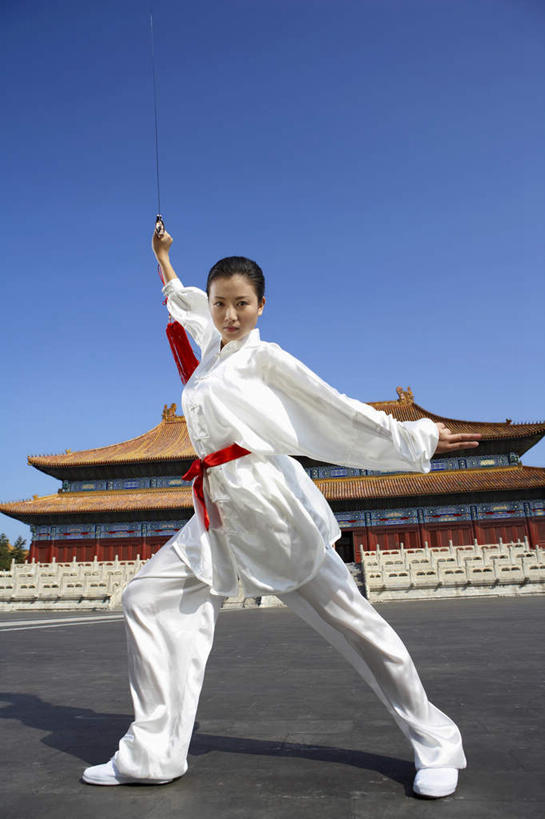 一个人,故宫,站,举,竖图,留白,正面,仰视,制服,热情,运动,信心,武术,北京,中国,亚洲,传统,夏天,看,托,武器,奥运,力量,摄影,动作,专心,剑,敏捷,中国文化,肖像,挑战,技能,能力,年轻女性,中国人,年轻人,举起,举手,举着,向上举,向上伸,向上托,彩图,低角度拍摄,传统服装,精力,摆拍