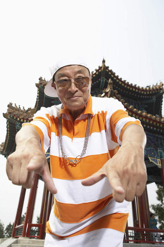 老年人,一个人,公园,站,竖图,室外,留白,正面,仰视,时尚,信心,帽子,项链,北京,中国,亚洲,T恤,现代,自然,太阳镜,夏天,活力,摄影,退休,嘻哈,愉悦,出示,亭台楼阁,老年男性,男人,男性,中国人,舞者,半身,彩图,低角度拍摄,摆拍