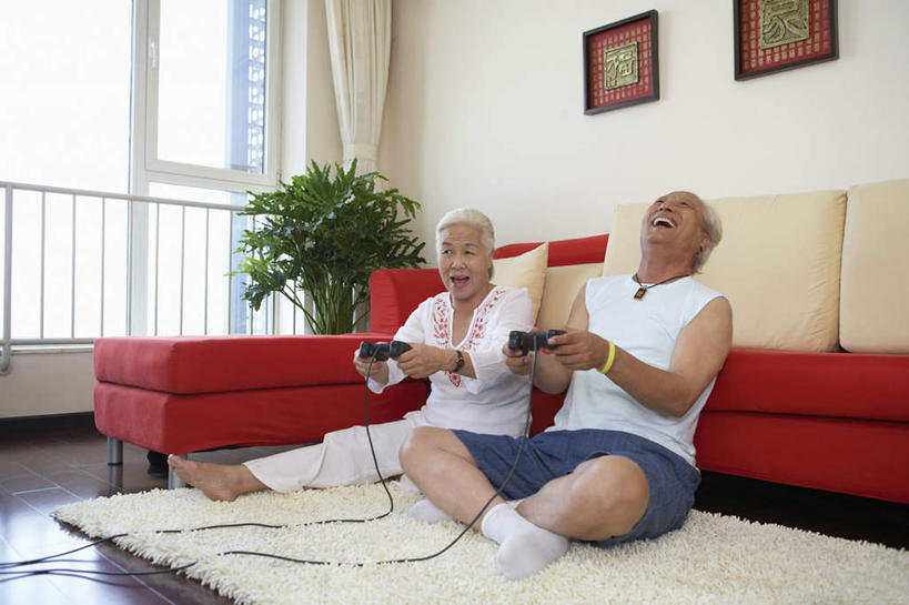 老年人,两个人,家庭,丈夫,妻子,坐,笑,横图,俯视,室内,侧面,时尚,分享,合作,地毯,北京,中国,亚洲,短裤,T恤,现代,刺激,活力,摄影,退休,专心,起居室,愉悦,异性恋,老年男性,老年女性,男人,男性,女人,女性,中国人,彩图,高角度拍摄,好奇心