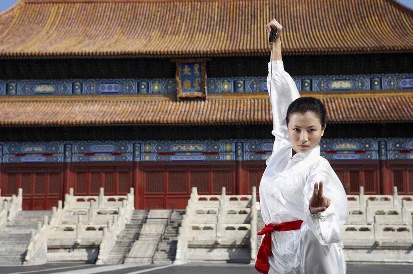 一个人,故宫,站,举,横图,正面,仰视,制服,热情,运动,信心,武术,北京,中国,亚洲,传统,夏天,看,托,武器,奥运,力量,摄影,动作,专心,剑,敏捷,中国文化,肖像,挑战,技能,能力,年轻女性,中国人,年轻人,举起,举手,举着,向上举,向上伸,向上托,彩图,低角度拍摄,传统服装,精力,摆拍