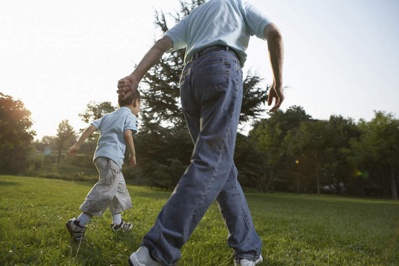 老年人,两个人,家庭,祖父,公园,跑,横图,侧面,仰视,通讯,幸福,北京,中国,亚洲,裤子,T恤,牛仔裤,刺激,草,绿色,自然,夏天,乐趣,童年,摄影,生长,享乐,播放,无忧无虑,老年男性,男孩,男人,男性,中国人,彩图,低角度拍摄,爱,欢乐