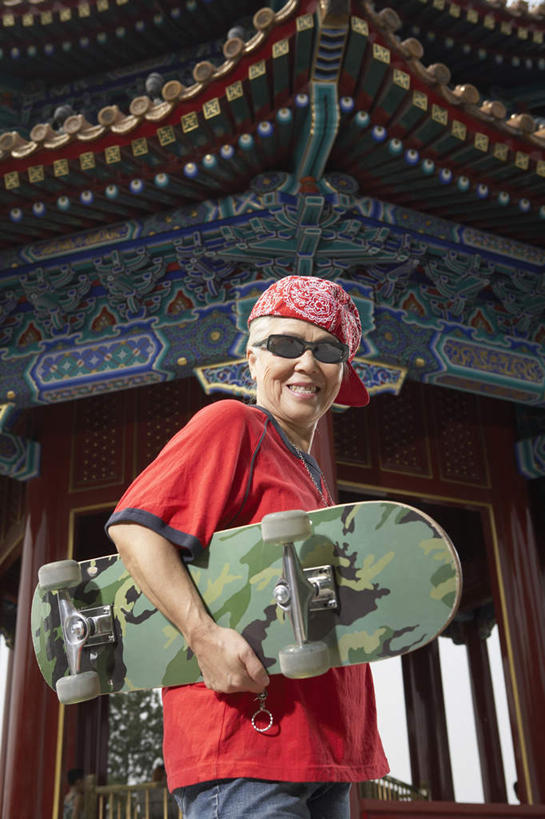 老年人,一个人,公园,站,微笑,竖图,室外,留白,侧面,仰视,时尚,信心,帽子,北京,中国,亚洲,T恤,现代,自然,太阳镜,夏天,活力,摄影,滑板,退休,愉悦,出示,亭台楼阁,老年女性,女人,女性,中国人,彩图,低角度拍摄,摆拍