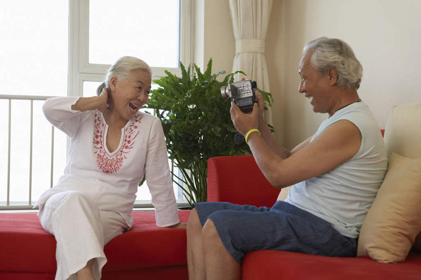 老年人,两个人,家庭,丈夫,妻子,摄影师,坐,微笑,横图,俯视,室内,侧面,时尚,信心,技术,北京,中国,亚洲,裤子,T恤,现代,活力,摄影,退休,专心,起居室,愉悦,出示,异性恋,老年男性,老年女性,男人,男性,女人,女性,中国人,彩图,高角度拍摄,摆拍