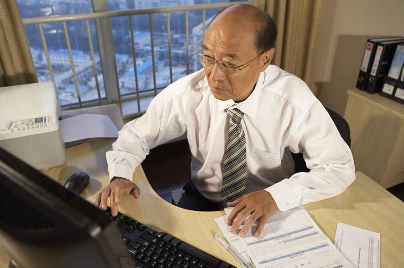 冲浪,老年人,一个人,坐,横图,俯视,室内,正面,商务,通讯,信心,计算器,打印机,技术,窗帘,报纸,北京,中国,亚洲,眼镜,活力,投资,摄影,退休,专心,搜寻,计算机,老年男性,男人,男性,中国人,半身,彩图,高角度拍摄