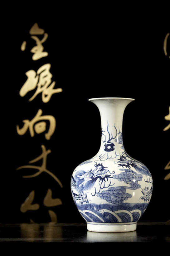 无人,设计师,竖图,室内,正面,仰视,建筑,静物,花瓶,亚洲,瓷器,雕刻,房屋,围墙,陶瓷制品,历史,传统,蓝色,白色,工艺品,汉字,古董,礼节,复杂,起居室,高雅,近景,中国文化,手艺,东亚,东亚文化,北京市,古代文明,式样,知识产权,木工,彩图,低角度拍摄,传统文化,过去