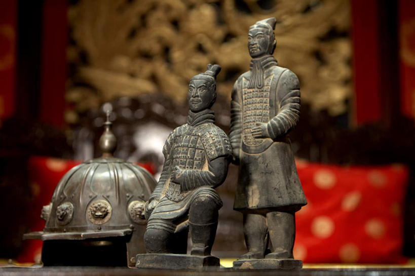 无人,设计师,横图,室内,正面,侧面,仰视,建筑,静物,雕塑,兵马俑,亚洲,艺术,装饰,标志,瓷器,雕刻,雕像,符号,房屋,围墙,历史,标识,传统,工艺品,古董,纪念,复杂,美术,起居室,近景,中国文化,主题,手艺,陈列,东亚,东亚文化,千禧穹顶,北京市,功能,美学,性别符号,古代文明,知识产权,木工,彩图,低角度拍摄,男性符号,传统文化,过去