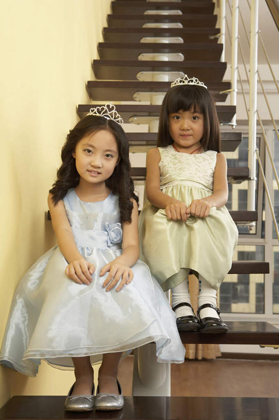 两个人,家庭,女儿,坐,微笑,竖图,俯视,室内,正面,纯洁,北京,中国,亚洲,可爱,童年,童趣,摄影,高雅,公主,童真,烂漫,无邪,天真,女孩,中国人,王冠,彩图,高角度拍摄,摆拍