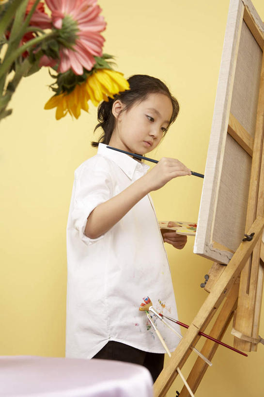 儿童,一个人,站,竖图,俯视,室内,侧面,幸福,纯洁,信心,静物,北京,中国,亚洲,仅一个女性,仅一个人,短裤,艺术,书桌,画架,刺激,花,小孩,看,仅一个小孩,可爱,乐趣,童年,童趣,摄影,肮脏,创造力,专心,知识,享乐,练习,作画,童真,烂漫,无邪,邋遢,龌龊,污秽,天真,女孩,女人,女性,中国人,孩子,画画,彩图,高角度拍摄,美术工作室,女生,油画颜料