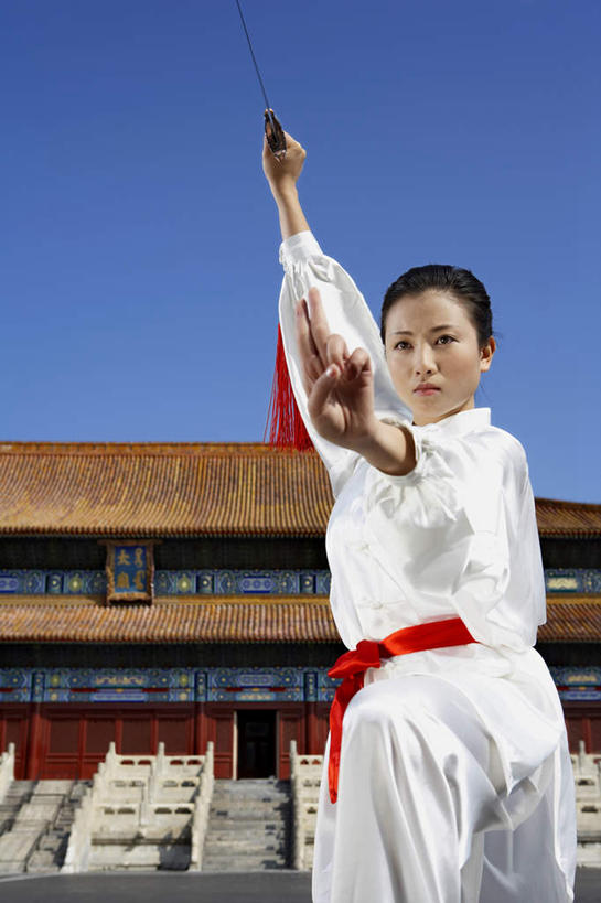 一个人,故宫,站,举,竖图,侧面,仰视,制服,热情,运动,信心,武术,北京,中国,亚洲,传统,夏天,看,托,武器,奥运,力量,摄影,动作,专心,剑,敏捷,中国文化,肖像,挑战,技能,能力,年轻女性,中国人,年轻人,举起,举手,举着,向上举,向上伸,向上托,彩图,低角度拍摄,传统服装,精力,摆拍