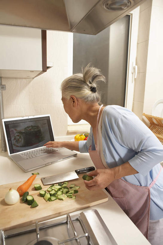 老年人,一个人,家庭,站,竖图,俯视,室内,侧面,笔记本电脑,胡萝卜,黄瓜,北京,中国,亚洲,围裙,食品,T恤,活力,摄影,退休,专心,知识,中国文化,配方,搜寻,老年女性,女人,女性,中国人,烹调,彩图,高角度拍摄