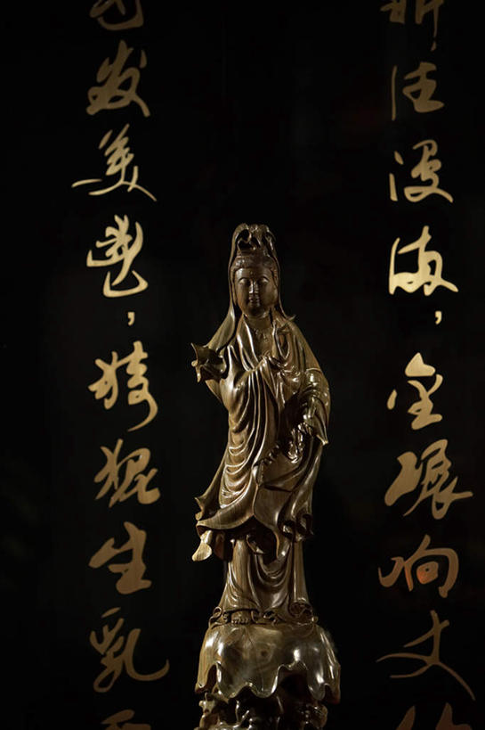 无人,设计师,竖图,室内,正面,仰视,桌子,建筑,静物,雕塑,亚洲,艺术,装饰,木制,标志,瓷器,雕刻,雕像,符号,房屋,围墙,历史,标识,传统,工艺品,汉字,古董,纪念,复杂,美术,起居室,近景,中国文化,主题,手艺,陈列,东亚,东亚文化,北京市,功能,美学,性别符号,古代文明,知识产权,木工,彩图,低角度拍摄,男性符号,传统文化,过去