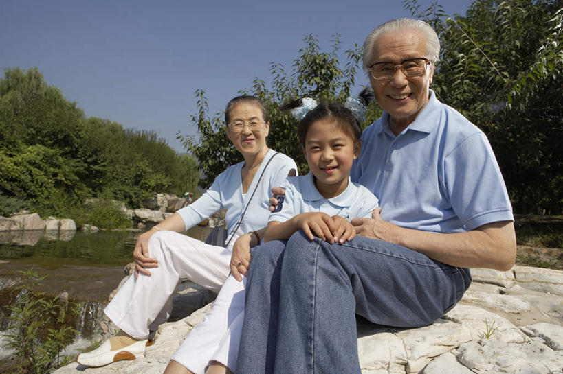 老年人,三个人,家庭,祖母,祖父,公园,坐,微笑,横图,正面,仰视,幸福,湖,北京,中国,亚洲,裤子,眼镜,T恤,绿色,自然,夏天,老年男性,老年女性,男人,男性,女孩,女人,女性,中国人,彩图,低角度拍摄,爱,欢乐