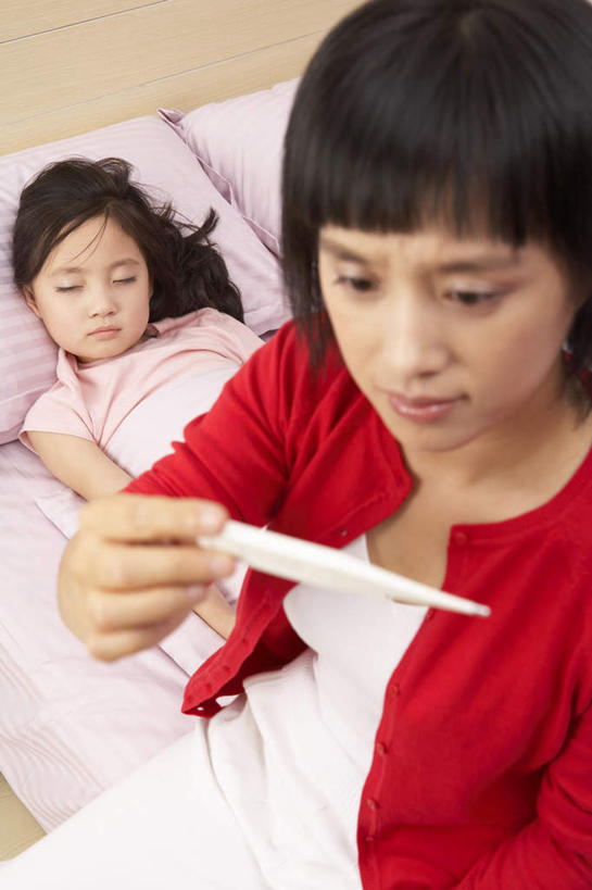 两个人,家庭,母亲,女儿,病人,坐,躺,竖图,俯视,室内,正面,床,北京,中国,亚洲,温度计,生病,摄影,温度,棉被,发热,年轻女性,女孩,中国人,睡觉,半身,彩图,高角度拍摄,爱