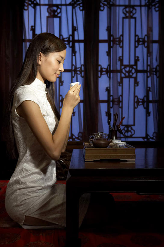 一个人,坐,微笑,竖图,室内,正面,侧面,仰视,窗户,窗帘,桌子,北京,中国,亚洲,旗袍,墙,茶叶,干净,盘子,茶壶,容器,休闲,放松,摄影,古董,舒适,乌龙茶,年轻女性,中国人,年轻人,彩图,低角度拍摄,传统服装,摆拍,过去
