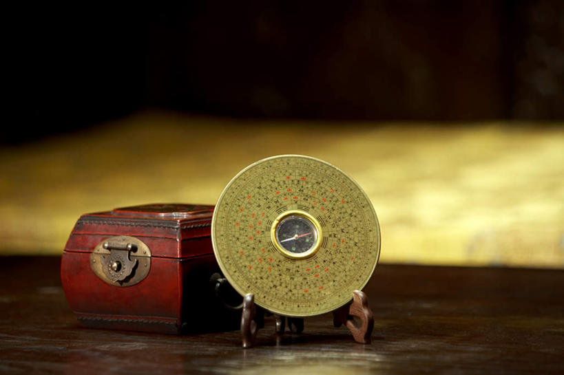 无人,设计师,横图,室内,正面,侧面,仰视,桌子,建筑,静物,亚洲,瓷器,雕刻,光盘,房屋,围墙,历史,首饰盒,传统,竹签,工艺品,古董,罗盘,复杂,起居室,近景,中国文化,占卜,手艺,东亚,东亚文化,算命,抽签,北京市,古代文明,超自然,知识产权,木工,彩图,低角度拍摄,传统文化,问卜,签条,过去