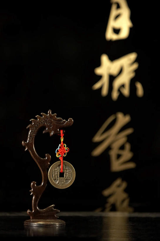 无人,设计师,竖图,室内,正面,仰视,快乐,兴奋,骄傲,成功,胜利,桌子,建筑,静物,亚洲,吊挂,悬挂,木制,龙,瓷器,雕刻,房屋,围墙,挂,历史,传统,工艺品,汉字,自信,古董,复杂,起居室,中国文化,手艺,东亚,东亚文化,北京市,古代文明,知识产权,货币,硬币,木工,彩图,低角度拍摄,欢乐,开心,传统文化,过去