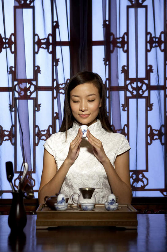 东方人,成年人,一个人,服务员,坐,竖图,室内,正面,满意,美景,窗户,窗帘,家具,桌子,中国,亚洲,仅一个年轻女性,仅一个女性,仅一个人,喝,装饰,木制,灯笼,雕刻,景观,茶道,茶叶,古典,传统,饮食,自然,茶壶,装饰物,工艺品,茶馆,百叶帘,景色,放松,服务,生活方式,红木,宁静,复杂,高雅,享乐,中国文化,自然风光,华贵,和平,古典风格,东亚,厨房器具,热饮,东亚文化,北京市,颜料盘,技能,年轻女性,女人,女性,亚洲人,中国人,年轻人,长发,服务生,侍者,茶杯,休闲活动,闭着眼睛,半身,彩图,传统服装,餐馆,传统文化
