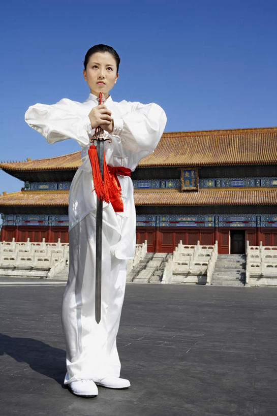 一个人,故宫,站,竖图,正面,仰视,制服,热情,运动,信心,武术,北京,中国,亚洲,准备,传统,夏天,看,武器,奥运,力量,摄影,动作,专心,高雅,剑,中国文化,肖像,挑战,技能,能力,年轻女性,中国人,年轻人,彩图,低角度拍摄,传统服装,精力,摆拍