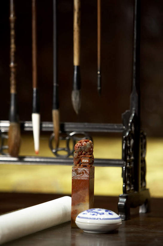 无人,设计师,竖图,室内,正面,侧面,仰视,桌子,建筑,静物,亚洲,吊挂,悬挂,木制,瓷器,雕刻,雕像,墨水,纸,房屋,围墙,挂,刷,历史,传统,画笔,工艺品,汉字,块状,古董,鹅毛笔,复杂,起居室,近景,中国文化,手艺,东亚,东亚文化,北京市,古代文明,知识产权,木工,彩图,低角度拍摄,传统文化,过去