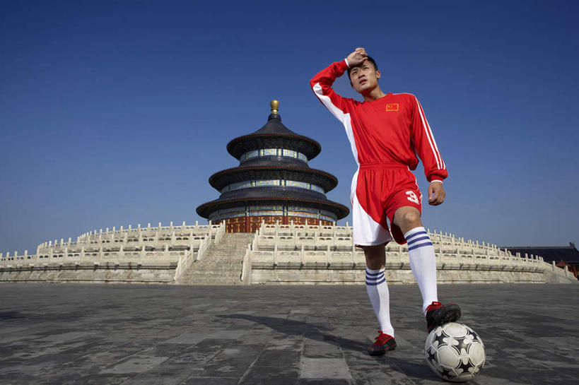 一个人,天坛,站,横图,留白,正面,仰视,热情,运动,竞争,北京,中国,亚洲,夏天,奥运,摄影,中国文化,努力,挑战,队服,技能,汗液,足球运动,年轻男性,中国人,年轻人,彩图,低角度拍摄,精力