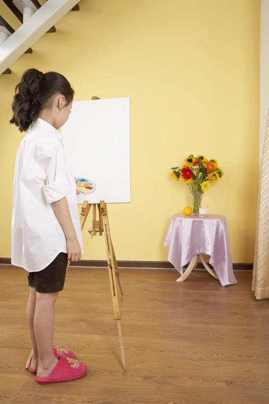 牛奶,儿童,一个人,站,竖图,室内,仰视,纯洁,静物,水果,北京,中国,亚洲,仅一个女性,仅一个人,短裤,艺术,墙,书桌,画架,花,小孩,背面,看,仅一个小孩,可爱,童年,童趣,摄影,创造力,专心,愉悦,童真,烂漫,无邪,天真,女孩,女人,女性,中国人,孩子,彩图,低角度拍摄,美术工作室,女生,油画颜料