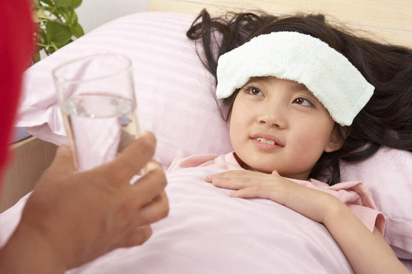 两个人,母亲,女儿,病人,躺,微笑,竖图,俯视,室内,正面,床,北京,中国,亚洲,墙,饮用水,毛巾,枕头,看,生病,童年,摄影,温度,棉被,发热,年轻女性,女孩,中国人,触摸,半身,彩图,高角度拍摄