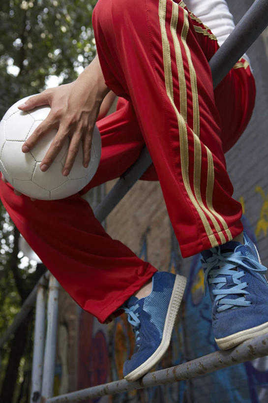 一个人,坐,竖图,室外,侧面,仰视,时尚,幸福,橄榄球,北京,中国,亚洲,墙,门口,足球运动员,T恤,夏天,休闲,放松,活力,摄影,生长,创造力,享乐,田径运动,足球运动,年轻男性,中国人,年轻人,彩图,低角度拍摄,涂鸦,精力