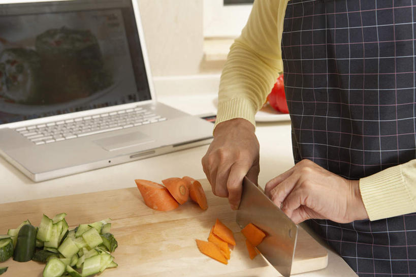 老年人,一个人,家庭,站,横图,俯视,室内,侧面,笔记本电脑,胡萝卜,黄瓜,北京,中国,亚洲,围裙,食品,T恤,干净,活力,摄影,退休,中国文化,切断,配方,老年女性,女人,女性,中国人,烹调,彩图,高角度拍摄