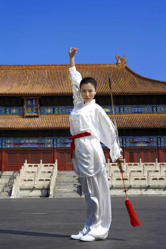 一个人,故宫,站,举,竖图,留白,侧面,仰视,制服,热情,运动,信心,武术,北京,中国,亚洲,传统,夏天,看,托,武器,奥运,力量,摄影,动作,专心,剑,敏捷,中国文化,肖像,挑战,技能,能力,年轻女性,中国人,年轻人,举起,举手,举着,向上举,向上伸,向上托,彩图,低角度拍摄,传统服装,精力,摆拍