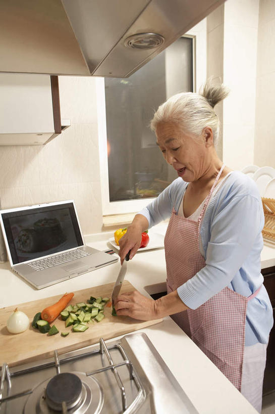 老年人,一个人,家庭,站,竖图,俯视,室内,侧面,笔记本电脑,胡萝卜,黄瓜,北京,中国,亚洲,围裙,食品,T恤,活力,摄影,退休,专心,中国文化,切断,配方,老年女性,女人,女性,中国人,烹调,彩图,高角度拍摄