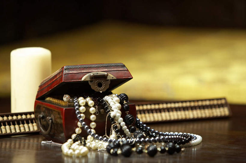 无人,设计师,横图,室内,正面,侧面,仰视,算盘,桌子,建筑,静物,蜡烛,项链,珠宝,亚洲,瓷器,雕刻,房屋,围墙,历史,首饰盒,传统,工艺品,古董,复杂,起居室,近景,中国文化,手艺,东亚,东亚文化,北京市,古代文明,珍珠牡蛎,知识产权,木工,彩图,低角度拍摄,传统文化,过去