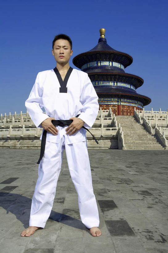 一个人,天坛,站,竖图,正面,仰视,制服,热情,运动,信心,竞争,跆拳道,北京,中国,亚洲,准备,传统,夏天,奥运,力量,摄影,中国文化,黑带,肖像,挑战,年轻男性,中国人,年轻人,彩图,低角度拍摄,精力,韧性