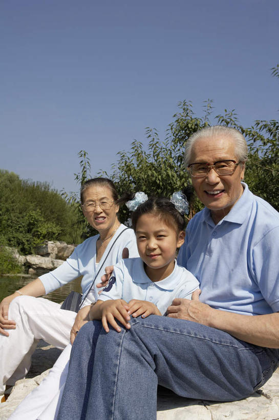 老年人,三个人,家庭,祖母,祖父,公园,坐,微笑,竖图,留白,正面,仰视,幸福,湖,北京,中国,亚洲,裤子,眼镜,T恤,绿色,自然,夏天,老年男性,老年女性,男人,男性,女孩,女人,女性,中国人,彩图,低角度拍摄,爱,欢乐