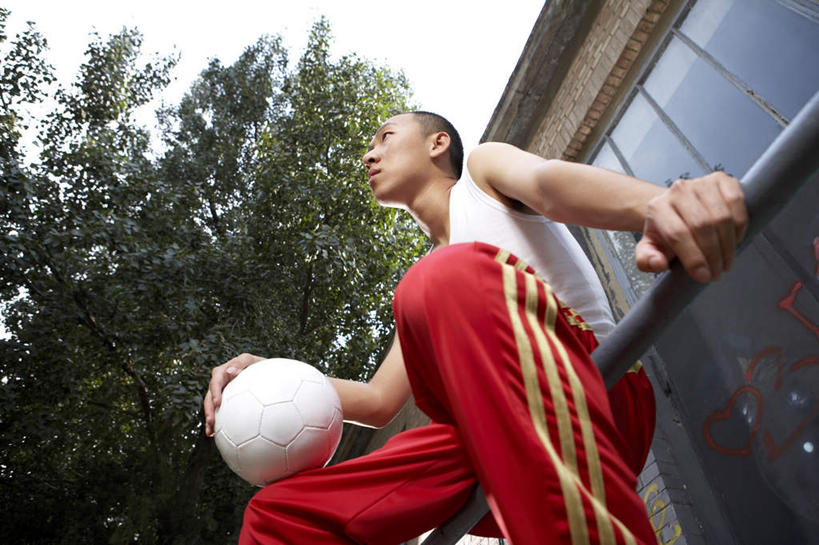 一个人,坐,横图,室外,留白,侧面,仰视,时尚,幸福,寂寞,橄榄球,北京,中国,亚洲,墙,足球运动员,T恤,夏天,看,休闲,放松,活力,摄影,生长,创造力,享乐,田径运动,足球运动,年轻男性,中国人,年轻人,彩图,低角度拍摄,涂鸦,精力