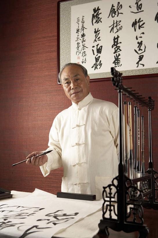 老年人,一个人,站,竖图,室内,正面,侧面,仰视,窗户,书房,桌子,北京,中国,亚洲,写,艺术,墨水,书法,纸,墙,干净,休闲,摄影,古董,手写,退休,专心,高雅,成就,老年男性,男人,男性,中国人,彩图,低角度拍摄,传统服装,摆拍,过去