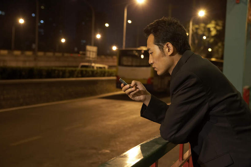 一个人,站,打电话,横图,留白,侧面,仰视,商务,通讯,技术,城市,北京,中国,亚洲,套装,现代,看,摄影,便利,年轻男性,中国人,年轻人,半身,彩图,低角度拍摄,机遇