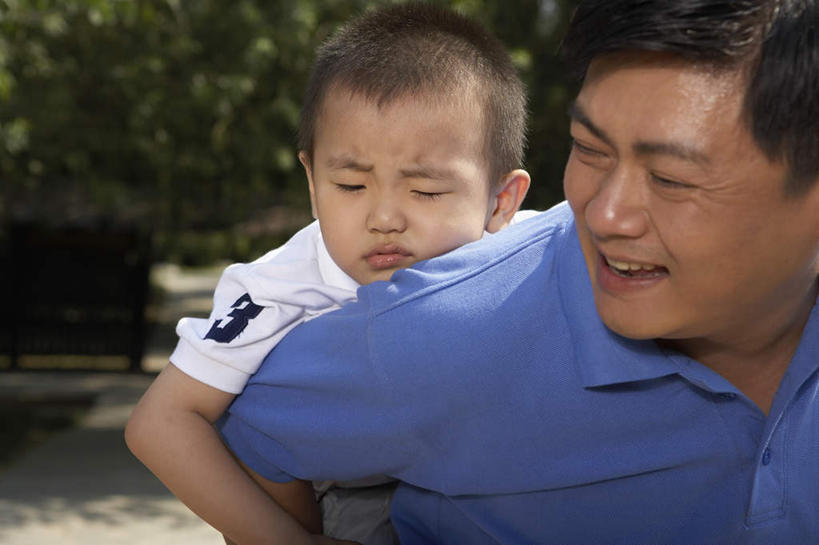 中年人,背,两个人,家庭,女儿,儿子,公园,站,笑,横图,俯视,留白,正面,幸福,北京,中国,亚洲,T恤,绿色,自然,夏天,背着,生长,愉悦,关爱,背负,无忧无虑,男孩,中年男性,中国人,半身,彩图,高角度拍摄,爱,欢乐