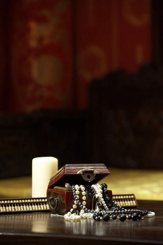 无人,设计师,竖图,室内,正面,侧面,仰视,算盘,桌子,建筑,静物,蜡烛,项链,珠宝,亚洲,雕刻,房屋,围墙,历史,首饰盒,传统,工艺品,古董,复杂,起居室,近景,中国文化,手艺,东亚,东亚文化,北京市,古代文明,珍珠牡蛎,知识产权,木工,彩图,低角度拍摄,传统文化,过去