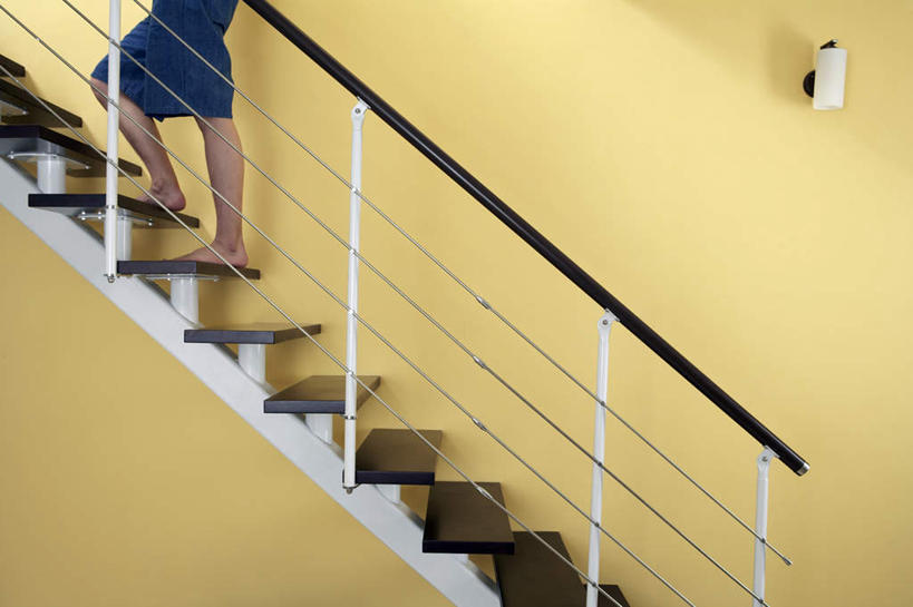 一个人,站,横图,室内,侧面,仰视,寂寞,北京,中国,亚洲,短裤,休闲,摄影,年轻男性,中国人,年轻人,彩图,低角度拍摄