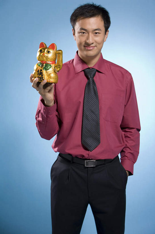 一个人,商务人士,坐,微笑,竖图,室内,正面,仰视,幸福,北京,中国,亚洲,裤子,领带,手势,想,财富,摄影,中国文化,年轻男性,中国人,年轻人,彩图,低角度拍摄,影棚拍摄,打手势