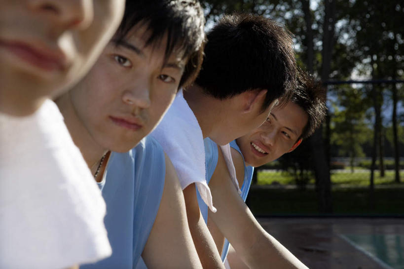 少年,肌肉,健壮,四个人,学生,运动员,坐,微笑,横图,室外,正面,侧面,仰视,度假,友谊,运动,团队,信心,竞争,美景,城市风光,城市,北京,中国,亚洲,景观,球场,郊区,篮球运动员,T恤,娱乐,树,蓝色,天空,春天,夏天,看,享受,休闲,健康,景色,放松,活力,力量,凝视,姿势,摄影,青春,姿态,酷,强壮,田径运动员,挑战,篮球运动,榜样,无忧无虑,汗液,能力,团结,男孩,中国人,年轻人,体育运动员,运动选手,低角度拍摄,摆拍