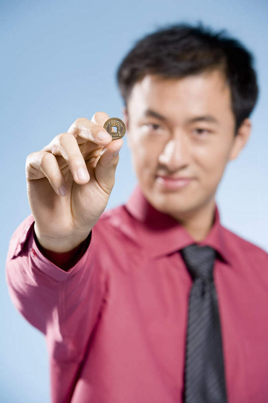 一个人,商务人士,坐,微笑,竖图,室内,正面,仰视,幸福,北京,中国,亚洲,裤子,领带,手势,想,财富,摄影,中国文化,年轻男性,中国人,年轻人,彩图,低角度拍摄,影棚拍摄,打手势