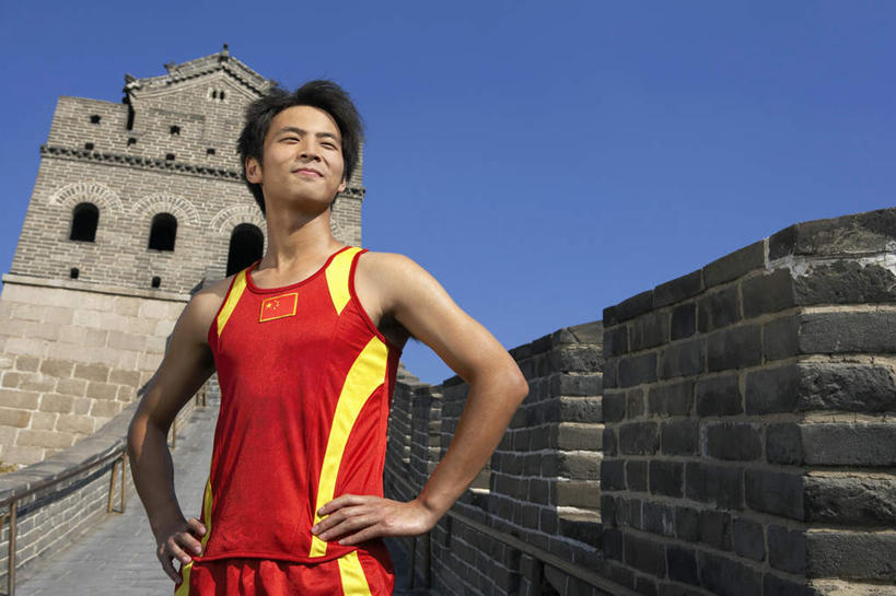 一个人,横图,留白,正面,仰视,运动服,旅游,度假,信心,北京,长城,中国,亚洲,短裤,娱乐,风景,自然,享受,休闲,陡峭,奥运,放松,摄影,环境,酷,中国文化,肖像,田径运动员,爱国主义,年轻男性,中国人,年轻人,秋天,彩图,低角度拍摄