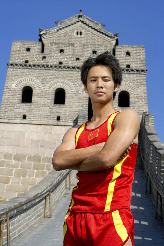 一个人,竖图,正面,仰视,运动服,旅游,度假,信心,北京,长城,中国,亚洲,短裤,娱乐,风景,自然,享受,休闲,陡峭,奥运,放松,摄影,环境,酷,中国文化,肖像,田径运动员,爱国主义,年轻男性,中国人,年轻人,秋天,彩图,低角度拍摄