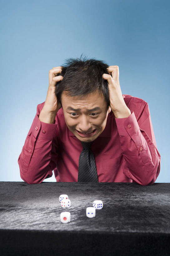 一个人,商务人士,坐,微笑,横图,室内,正面,仰视,幸福,北京,中国,亚洲,骰子,领带,手势,想,财富,摄影,中国文化,年轻男性,中国人,年轻人,彩图,低角度拍摄,影棚拍摄,打手势